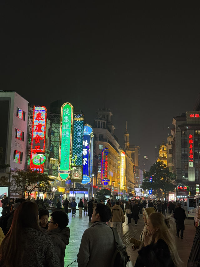  🛍️ Nanjing Road – ถนนสายช้อปสุดปังแห่งเซี่ยงไฮ้