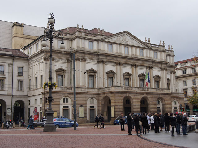 🚶‍♂️Strolling Through History – Piazza del Duomo, Milan