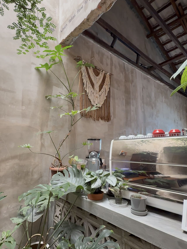 Rustic Vibes, Indoor Trees, and Cat Company: Grind.jb Café in Taman Sentosa