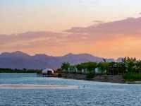 “Sand Lake: The Shimmering Oasis of Desert and Water”