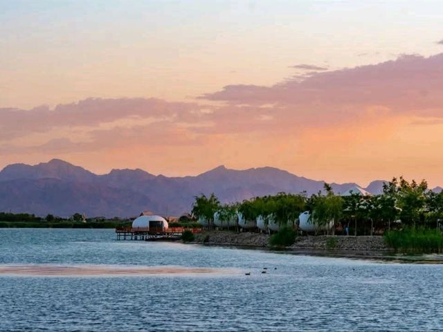 “Sand Lake: The Shimmering Oasis of Desert and Water”