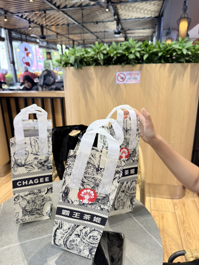พักช้อป แวะจิบชาเกร๋ ๆ ที่ Chagee Aman Central☕️👇