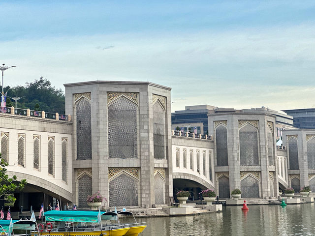 Putra Bridge, Putrajaya – The Iconic Bridge You Must Visit in Malaysia’s Smart City