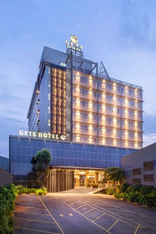 Gets Premiere Semarang 是一家四星級飯店，坐落於三寶壟市中心，將現代舒適與優雅設計融為一體。飯店地理位置優越，鄰近商業區、購物中心和旅遊景點，是商務旅客和休閒度假的理想下榻之所。

#getspremieresemarang #staycation #semaranghotels #vacation