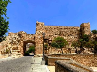 沿著城牆行走遊客可以欣賞到韋卡爾河和卡薩斯科爾加達斯的全景