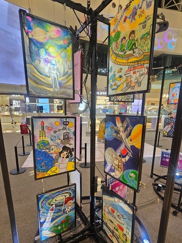 展板前探索創意世界，青少年創科實踐挑戰賽作品展