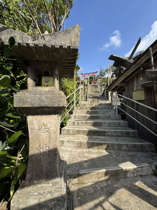 日本沖繩|八坂神社——木門斑駁、注連繩與紙垂隨風輕揚,素戔嗚尊的守護在樸實中安定人心 日本沖繩|八坂神社——木門斑駁、注連繩與紙垂隨風輕揚,素戔嗚尊的守護在樸實中安定人心