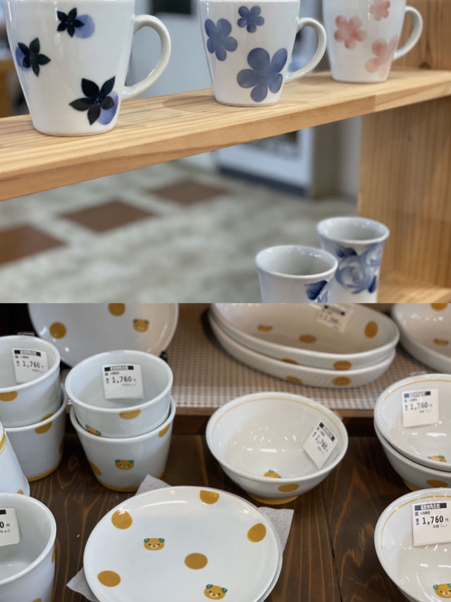 窯元直営の砥部焼の販売店 絵付体験ができます。