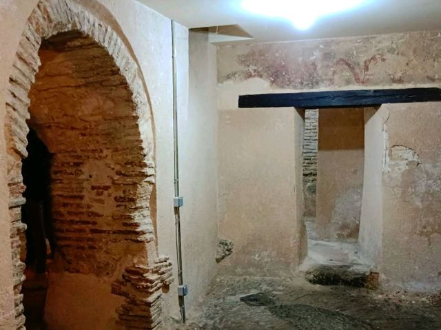 城裡唯一可以參觀的猶太浴場Casa del Judío 位於西班牙卡斯蒂利亞-拉曼恰托萊多猶太區的中心