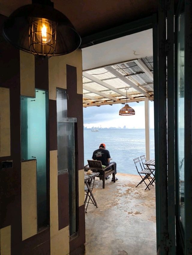Fat submarine cafe and restaurant  เกาล้าน