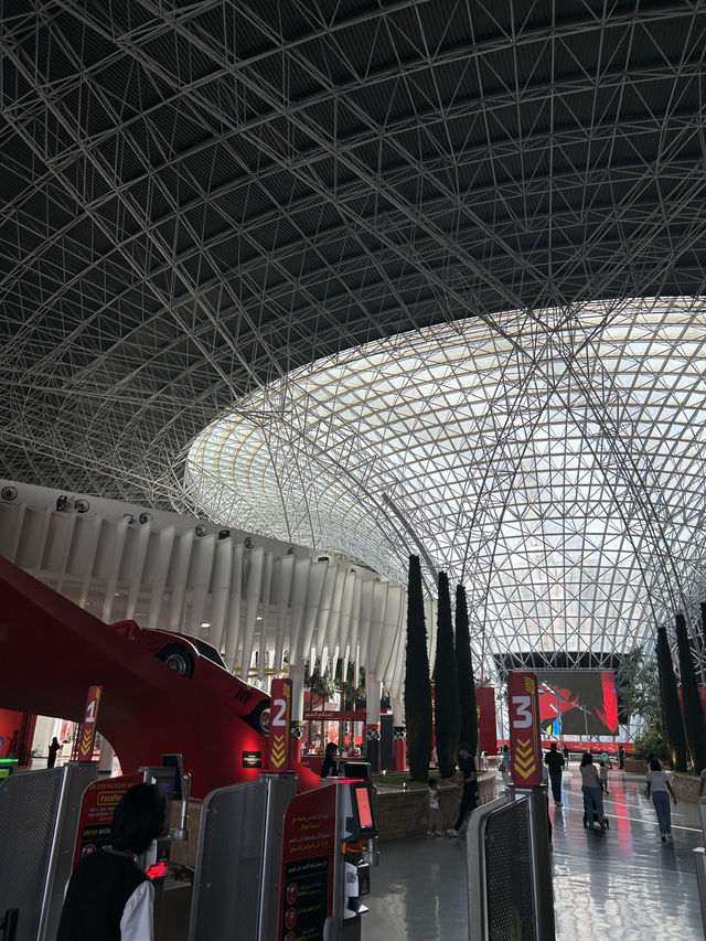 （全球最快的雲霄飛車🎢）阿布達比最好玩：法拉利樂園！💕