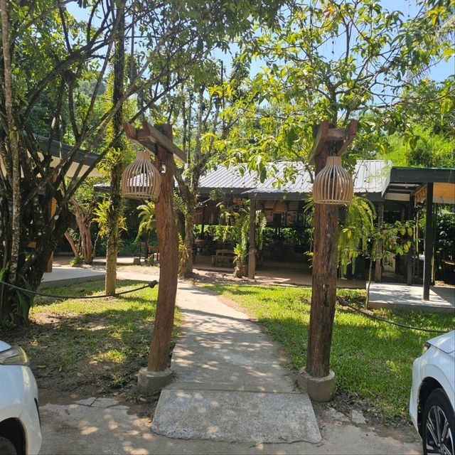 บ้านสวนกาแฟ ร้านอาหาร และกาแฟ ริมลำธาร