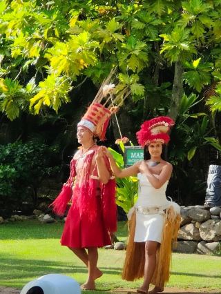 ハワイで至福のアイランドホッピング!🌺🏝️
活気あふれる旅の準備をしましょう。クヒオ・ビーチ・パークで太陽を浴び、ダイヤモンドヘッドから壮大な火山の絶景に感動し、ワイメア滝で魔法のような滝の魔法に魅了され、ライエで目を見張るようなポリネシアンパフォーマンスを鑑賞し、シャークス・コーブで透き通る海をシュノーケリングで満喫しましょう。アロハの雰囲気、手つかずの自然、そして地元の魅力にどっぷり浸かりましょう!

🗺️ 旅程のハイライト:
ホノルルでの冒険はクヒオ・ビーチ・パークから始まります。柔らかな砂浜、ヤシの木に囲まれた夕日、そして伝統的なアロハの彫像は、どれも写真に撮りたい逸品です。次に、ダイヤモンドヘッド州立公園(毎日午前6時から午後4時まで営業)に登り、象徴的なパノラマビューを堪能しましょう。青い太平洋の水平線を背景にワイキキの曲線を描く景色は、早朝の光の中で特に美しいでしょう。
北へ足を延ばし、ププケアにあるワイメア滝へ。緑豊かな植物園を抜ける簡単なハイキングコースを進むと滝に到着します。水着を持参して水遊びを楽しみ、野生の緑を背景に写真を撮りましょう。
ライエにあるポリネシア・カルチャー・センター(季節ごとの営業時間をご確認ください)でポリネシアの歴史に浸りましょう。島の村々を散策したり、ファイヤーナイフダンスを鑑賞したり、カヌー・ページェントもお見逃しなく!ご自身の経験に合わせて、伝統的な建物の前に立つ木造ボートなど、屋外の文化展示もぜひご覧ください。太陽の光を浴びながら写真を撮るのに最適です。
シャークス・コーブで体を温めましょう。色鮮やかなサンゴ礁の魚たちに囲まれたシュノーケリングに最適です。波が穏やかなので早めに訪れましょう。ウォーターシューズをお忘れなく(岩が鋭利な場合があります!)。

🌟 ヒントと注意事項:
水分補給を欠かさず、サンゴに優しい日焼け止めをご使用ください。ダイヤモンドヘッドへは、混雑と暑さを避けるため、早めに出発しましょう。一部のアトラクションは特定の日に休業となります。特にPCCは営業時間を必ずご確認ください。駐車場は混雑する場合がありますので、正午前に到着してください。地元の慣習や自然を尊重し、痕跡を残さず、地元の人々とフレンドリーな「アロハ」を分かち合いましょう!

#ハワイ #アロハバイブス #ビーチライフ #ポリネシア文化 #トラベルヒント
