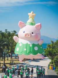 好得意呀！20個人氣角色空降西九🎈全港首個IP氣球巡遊！  今次安排得好順利，每隻IP公仔都有15個人係下面保持公仔平衡，就算有風都可以適時調節方向高低！有興趣嘅朋友起得Mark定12月28日嚟西九