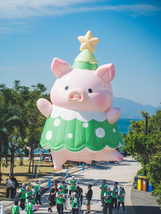 好得意呀！20個人氣角色空降西九🎈全港首個IP氣球巡遊！  今次安排得好順利，每隻IP公仔都有15個人係下面保持公仔平衡，就算有風都可以適時調節方向高低！有興趣嘅朋友起得Mark定12月28日嚟西九