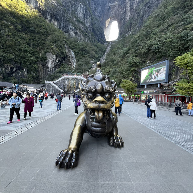 Zhangjiajie — A Landscape So Magnificent It Feels Almost Unreal (张家界) Zhangjiajie — A Landscape So Magnificent It Feels Almost Unreal (张家界)