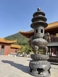 山丘環抱下的寧靜寺廟  