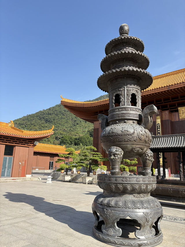 山丘環抱下的寧靜寺廟  