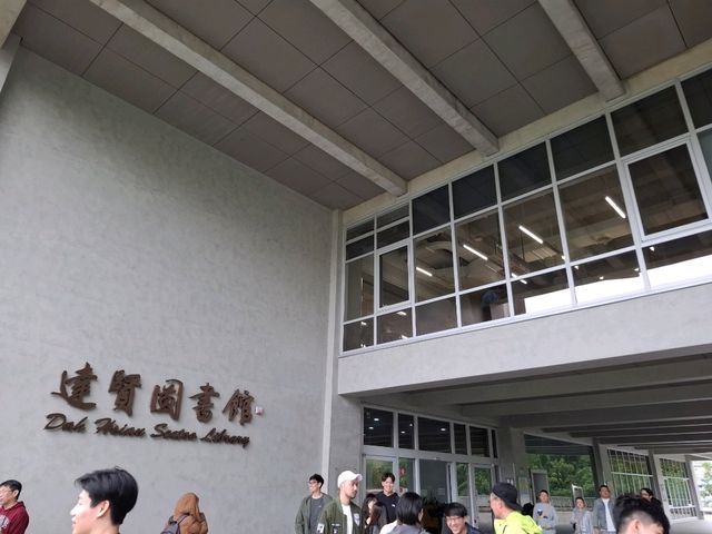 政大達賢圖書館是政治大學近年最具代表性的校園地標之一,以現代感十足的建築設計,重新定義大學圖書館的樣貌 政大達賢圖書館是政治大學近年最具代表性的校園地標之一,以現代感十足的建築設計,重新定義大學圖書館的樣貌