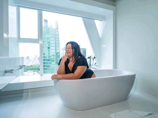 พักผ่อน กินดื่ม ชมวิวเมืองสุดอลังกลางสาธร