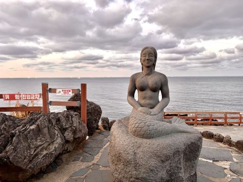 済州島 | 黒い玄武岩が巨大な龍の姿を見せる伝説の海岸、龍頭岩へご