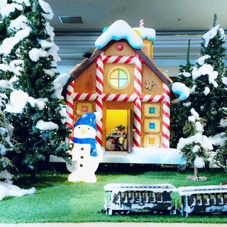  。✨準備好去浦安享受一趟夢幻的東京之旅了嗎？東京灣喜來登大酒店（Sheraton Grande Tokyo Bay Hotel）絕對是情侶與家庭遊的終極首選——距離東京迪士尼樂園只需幾分鐘路程，設施齊全，滿足各類旅客的需求。千萬別錯過大堂的打卡樓梯（與另一半穿上情侶浴袍拍照就最適合不過了）！ 
