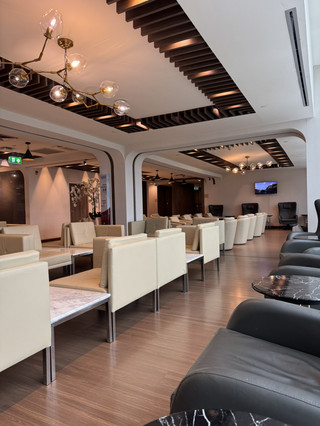Turkish Airlines Lounge Bangkok 🇹🇷✈️
📍 Airside Departure Hall ใกล้ Gate D8
🕒 เปิด 24 ชั่วโมง
ก่อนหน้านี้ผมไม่ค่อยได้ยินคนพูดถึง Turkish Airlines Lounge ที่สุวรรณภูมิมากนัก แต่พอได้ลองเข้าใช้จริงกลับรู้สึกว่าเป็นหนึ่งในเลานจ์ที่ “นั่งสบาย” ที่สุดแห่งหนึ่งของสนามบินเลยครับ
สิ่งแรกที่ชอบคือบรรยากาศค่อนข้างเงียบ คนไม่แน่นเหมือนบางเลานจ์ในช่วงเวลาเร่งด่วน ทำให้หาที่นั่งง่าย และมีพื้นที่ให้นั่งพักผ่อนเยอะพอสมควร ไม่ว่าจะมาคนเดียวหรือมากับเพื่อน
✨ จุดเด่นที่น่าสนใจ
💆♂️ นวดฟรี 15 นาที
เป็นบริการที่หลายคนอาจไม่รู้ว่ามี เหมาะมากสำหรับคนที่เพิ่งเลิกงานหรือเดินทางต่อเครื่องหลายชั่วโมง
🚿 มีห้องอาบน้ำ
ช่วยรีเฟรชร่างกายก่อนขึ้นเครื่อง โดยเฉพาะไฟลต์กลางคืนหรือไฟลต์ระยะไกล
🍕 พิซซ่าอบสด
หนึ่งในเมนูที่โดดเด่นที่สุดของเลานจ์ มีการอบสดใหม่ตลอดวัน
🍷 มีบาร์เครื่องดื่ม
สามารถสั่งไวน์ เบียร์ ค็อกเทล และเครื่องดื่มแอลกอฮอล์ได้จากบาร์
☕ ชาตุรกีและกาแฟตุรกี
เพิ่มความเป็นเอกลักษณ์ของสายการบินได้ดีทีเดียว
🛋️ ที่นั่งเยอะ
มีทั้งโซฟา มุมนั่งทำงาน และโซนพักผ่อนแบบเงียบ ๆ
⸻
แล้วอาหารเป็นยังไง?
ต้องบอกตรง ๆ ว่าอาหารมีให้เลือกครบพอสมควร ทั้งอาหารร้อน สลัด ของหวาน และเครื่องดื่ม
แต่ถ้าเทียบกับเลานจ์ระดับท็อปอย่าง SilverKris Lounge, Cathay Pacific Lounge หรือบางเลานจ์ในฮ่องกงและสิงคโปร์ ความหลากหลายและรสชาติยังอยู่ในระดับกลาง ๆ
คือทานอิ่มสบาย ไม่มีอะไรให้ติ แต่ก็ไม่ได้ถึงขั้นว้าวจนต้องเดินกลับมาตักหลายรอบ
⸻
สรุป
Turkish Airlines Lounge Bangkok อาจไม่ใช่เลานจ์ที่หรูที่สุด หรืออาหารดีที่สุดในสนามบินสุวรรณภูมิ
แต่ถ้าคุณกำลังมองหาเลานจ์ที่
✅ คนไม่เยอะ
✅ ที่นั่งสบาย
✅ มีนวดฟรี
✅ มีห้องอาบน้ำ
✅ มีบาร์เครื่องดื่ม
✅ เปิด 24 ชั่วโมง
ที่นี่ถือว่าเป็นตัวเลือกที่น่าสนใจมาก โดยเฉพาะสำหรับผู้โดยสาร Star Alliance Gold และผู้โดยสาร Business Class ของสายการบินในเครือ Star Alliance
เป็นเลานจ์ที่ไม่ได้หวือหวา แต่ใช้งานสบายกว่าที่คิดครับ 😊
#TurkishAirlines #TurkishAirlinesLoungee #BangkokAirport #SuvarnabhumiAirport #StarAlliance #StarAllianceGold #AirportLounge #BusinessClass #TravelReview #TripMoment #TravelThailand #FrequentFlyer #AirportLife #LoungeReview #AviationLife