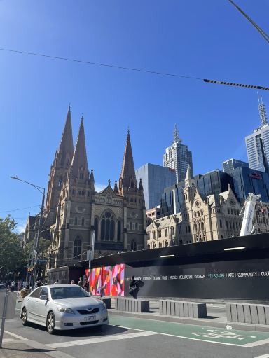オーストラリア｜メルボルン 歴史ある駅前で、最もクラシックな一枚を