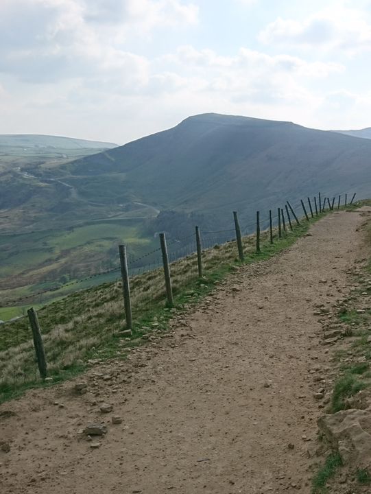 Peak District Adventure: Mam Tor, Lose Hill & a Pint in Castleton 🏞️🍺