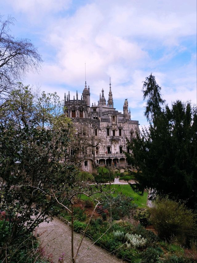 🏰 A Guide to Visiting Quinta da Regaleira 🌿✨