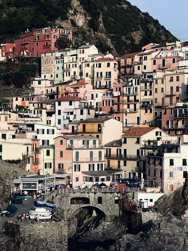🌊 Manarola – The Colorful Jewel of Cinque Terre! 🇮🇹✨
