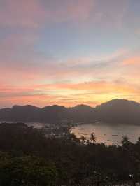 Phi Phi Islands Trip Report — For Anyone Who Wants to Be a Beautiful Christmas Cliché 🎄🌴