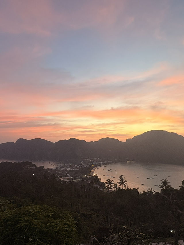 Phi Phi Islands Trip Report — For Anyone Who Wants to Be a Beautiful Christmas Cliché 🎄🌴 Phi Phi Islands Trip Report — For Anyone Who Wants to Be a Beautiful Christmas Cliché 🎄🌴