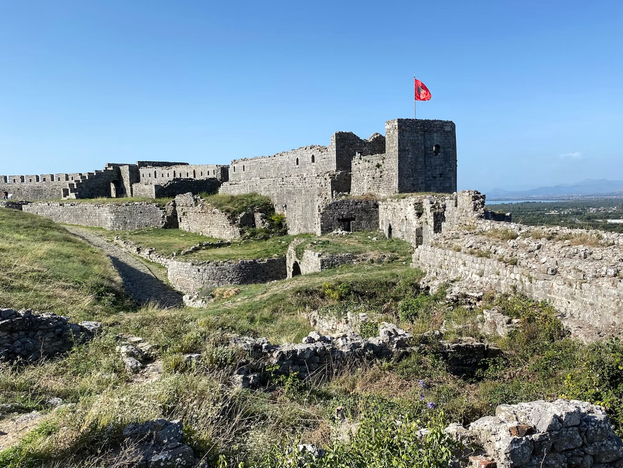 🏰 Pháo đài Rozafa – một huyền thoại được khắc ghi trên đá.