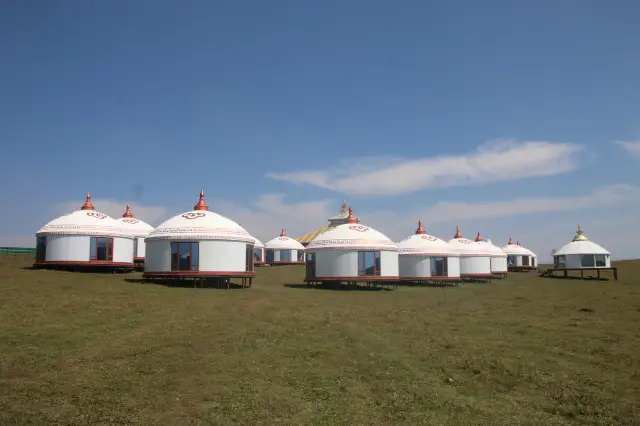 You must always go to Inner Mongolia to see the grassland where the wind blows and the cattle and sheep are visible