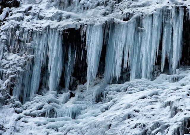 峽谷冰瀑、玉樹凌花，冰雪奇葩燕子溝