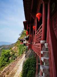 大慈岩寺：江南唯一的臨崖懸空而建的寺廟，被稱為“江南懸空寺”