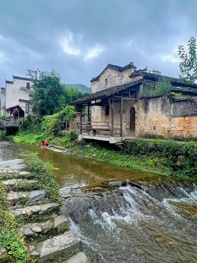 Two craftsmen spent 20 years meticulously carving what is known as the "First Building of Huizhou Wood Carving"