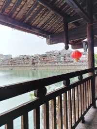 芷江龍津橋，全橋身用杉木卯眼相接，未用任何鐵釘鐵器，歷史上一直是湘黔公路的要塞，史稱“三楚西南第一橋