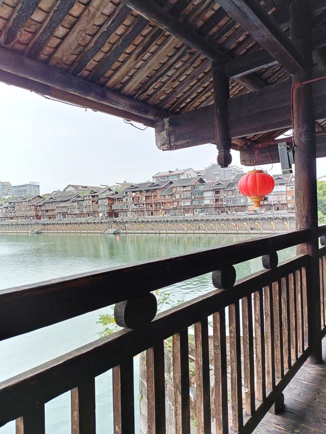 芷江龍津橋，全橋身用杉木卯眼相接，未用任何鐵釘鐵器，歷史上一直是湘黔公路的要塞，史稱“三楚西南第一橋