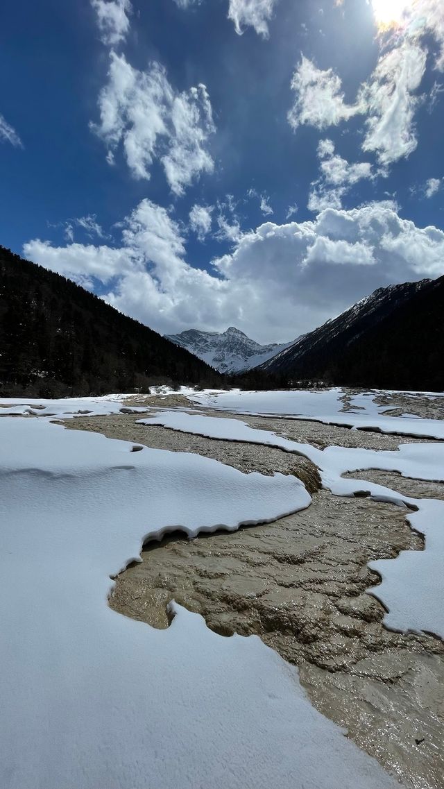 五彩池依然在白雪堆里呢