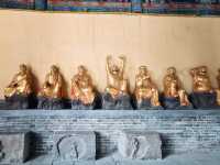 讓佛教信徒一心一意念誦法號的明代泥塑金裝阿彌陀佛