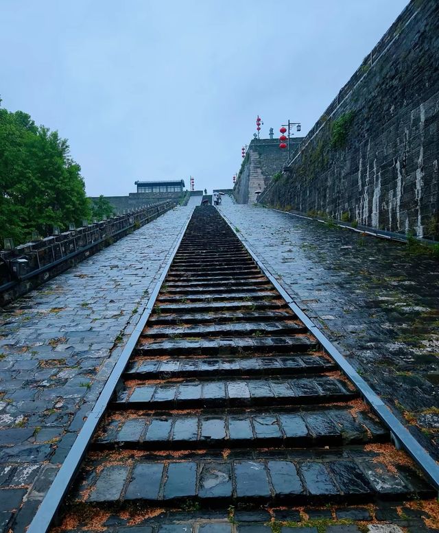 總要看看雨中的南京城牆吧，City Walk 攻略