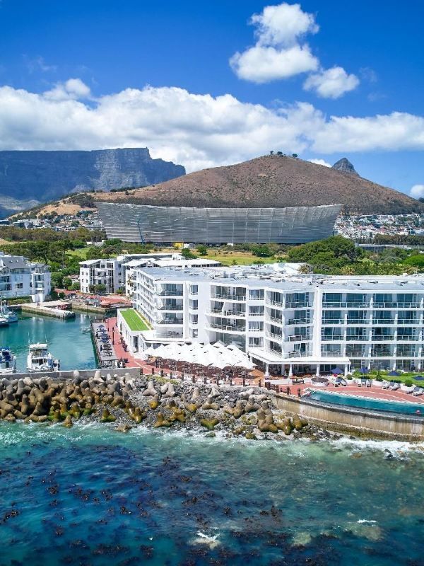 🌟 Cape Town Escapes: Luxe Stays at Radisson Blu! 🌊