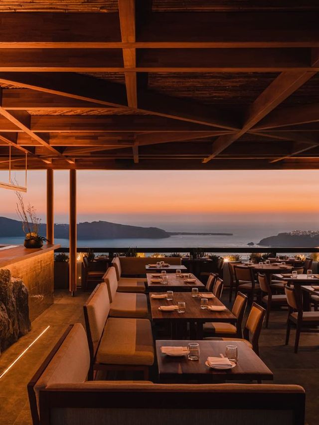 Santorini Serenity with a Luxe Twist ✨🏝️