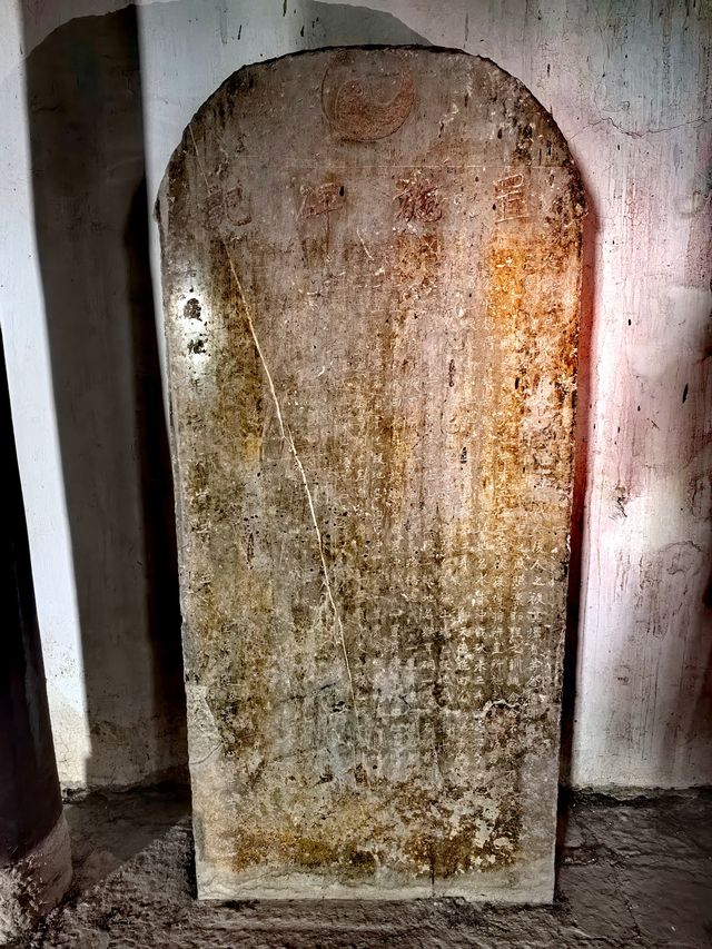 石山頂上的寺院，安順天台山伍龍寺。