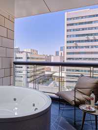 報告媽媽我住得不想退房啦!