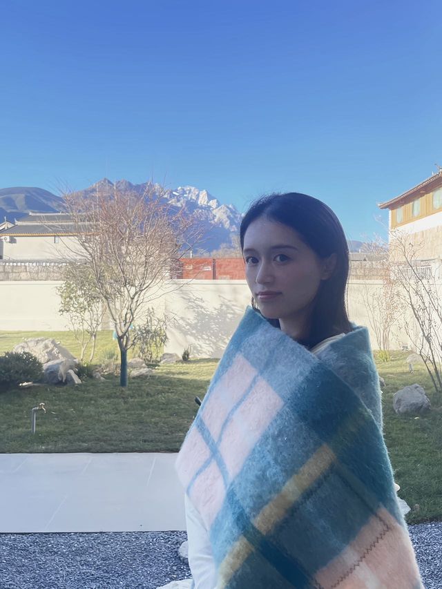 住在雪洛躺在床上就可以看到日照金山