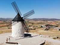 Los Molinos de Consuegra – Where Don Quixote’s Dreams Come to Life! 🌪️🏰