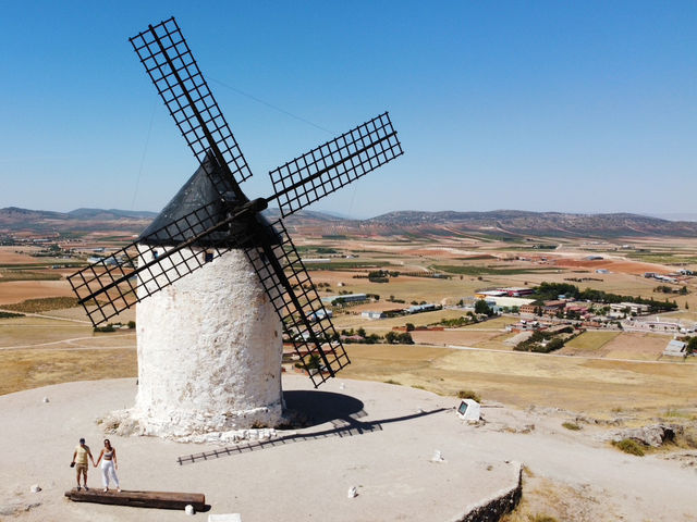 Los Molinos de Consuegra – Where Don Quixote’s Dreams Come to Life! 🌪️🏰